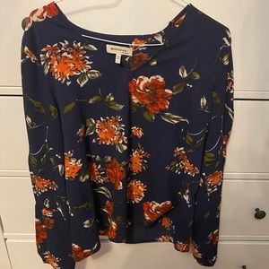 Very pretty floral blouse. Size L. Open sleeves and cut out in the back.